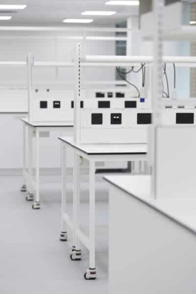 iflexx modular lab benches in a research facility